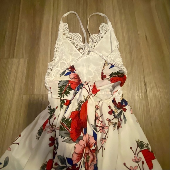 FLORAL LACE BACKLESS ROMPER - Picture 6 of 8